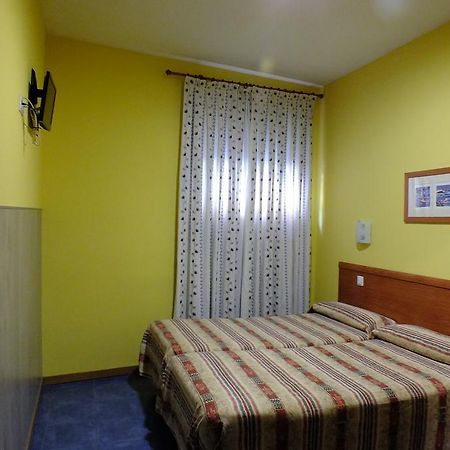 Hostal Los Claveles Torrejon de Ardoz Bagian luar foto
