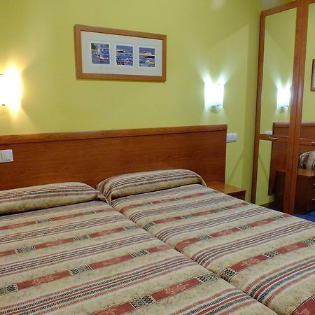 Hostal Los Claveles Torrejon de Ardoz Bagian luar foto