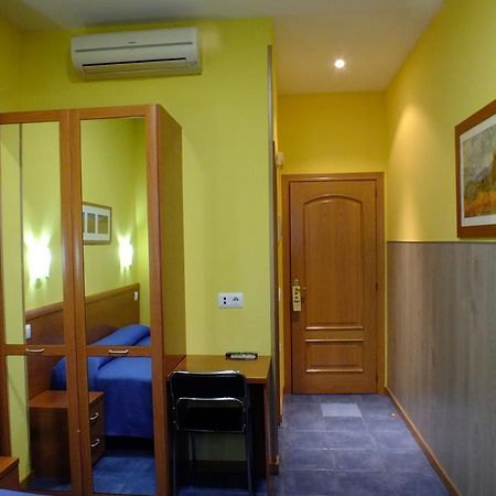 Hostal Los Claveles Torrejon de Ardoz Bagian luar foto