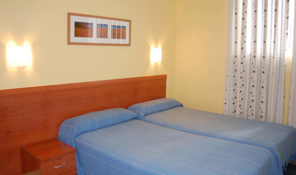 Hostal Los Claveles Torrejon de Ardoz Bagian luar foto