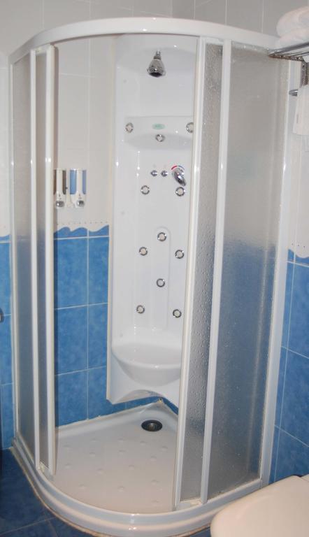 Hostal Los Claveles Torrejon de Ardoz Bagian luar foto