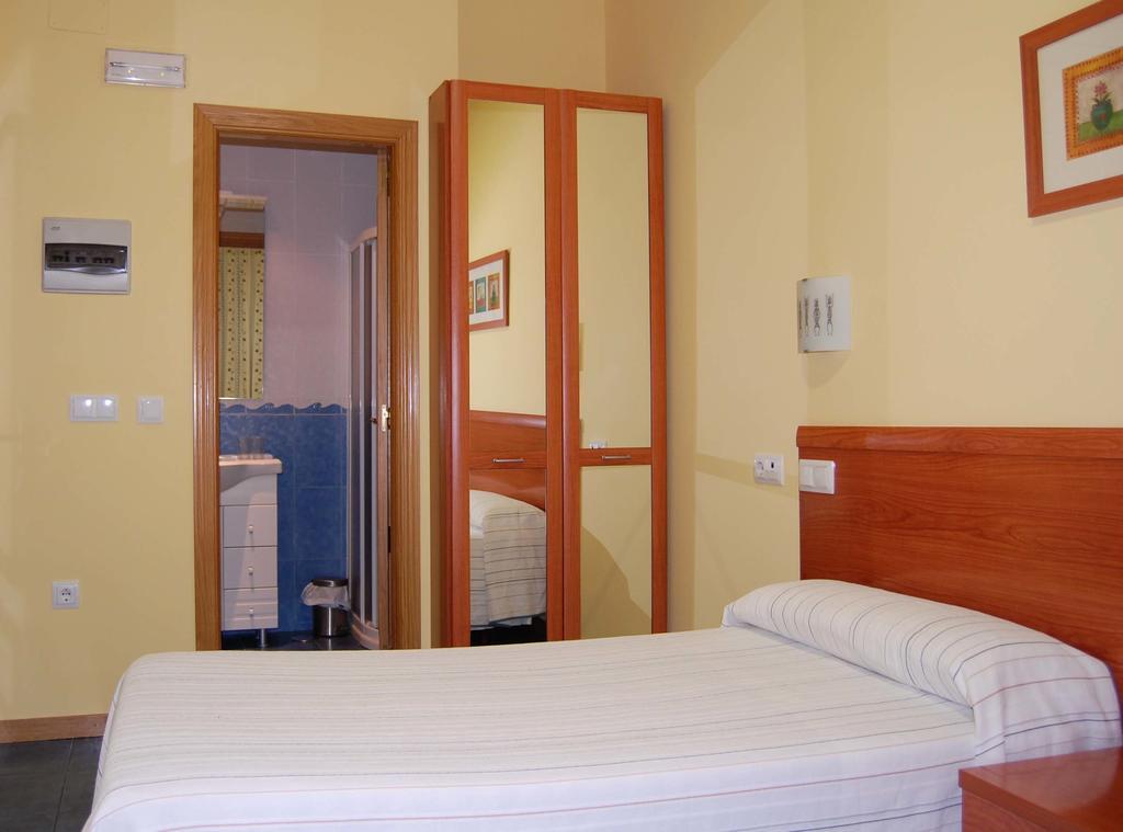 Hostal Los Claveles Torrejon de Ardoz Bagian luar foto