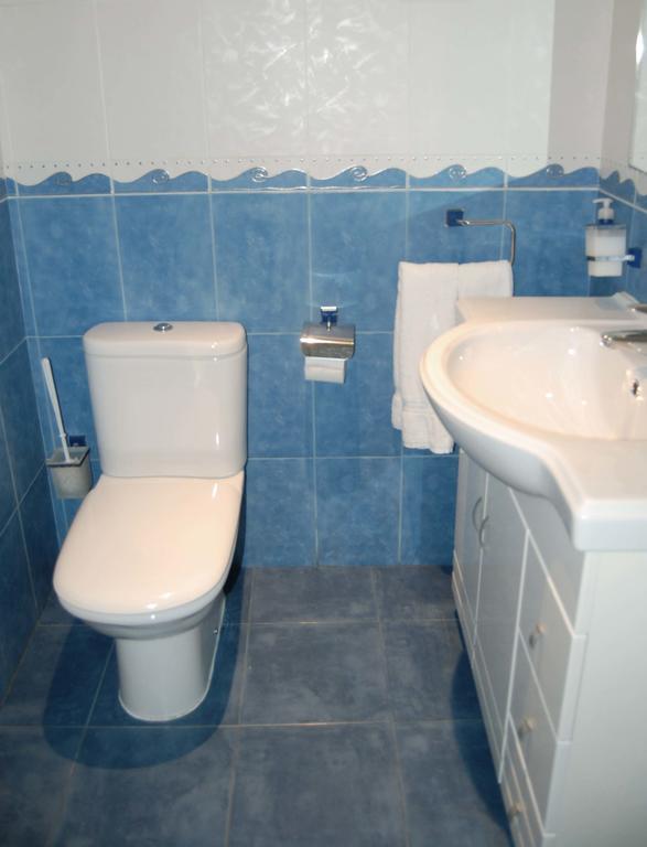 Hostal Los Claveles Torrejon de Ardoz Bagian luar foto