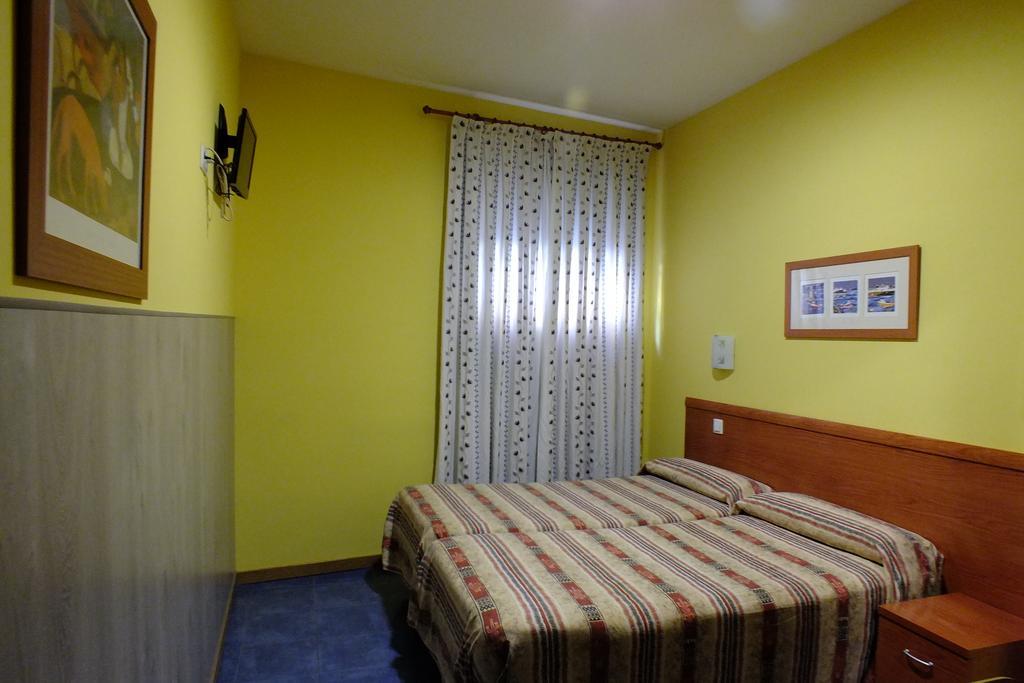 Hostal Los Claveles Torrejon de Ardoz Bagian luar foto