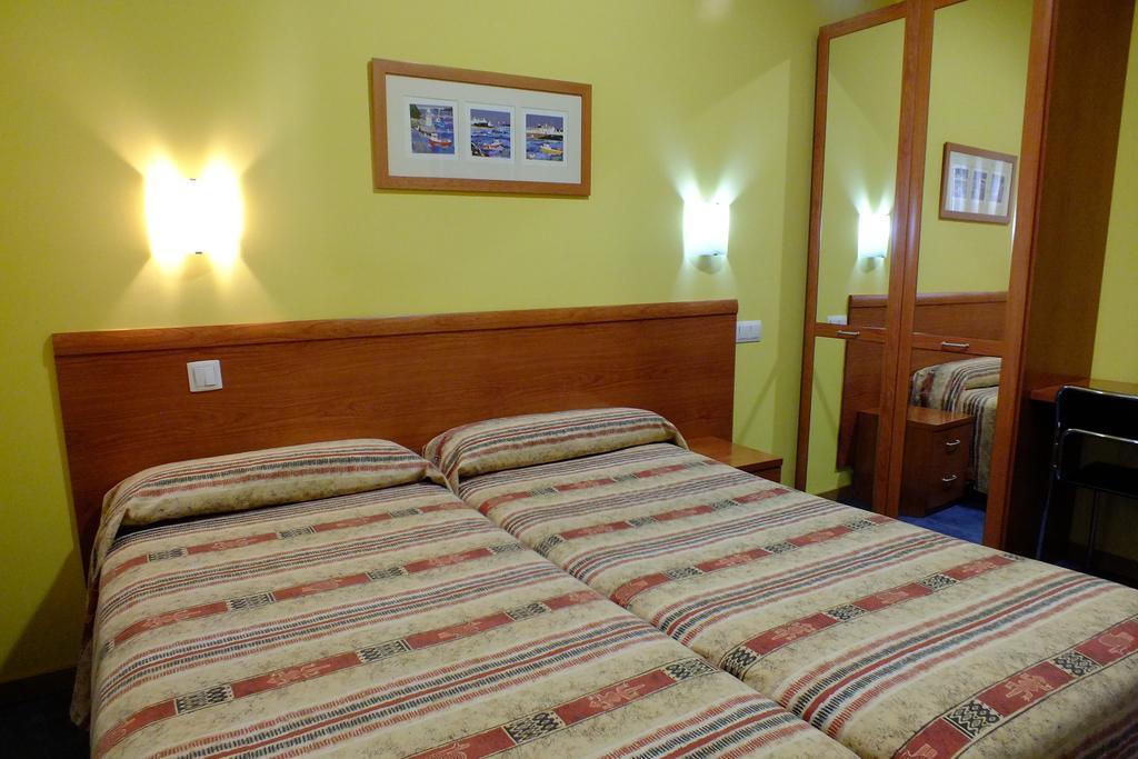 Hostal Los Claveles Torrejon de Ardoz Bagian luar foto