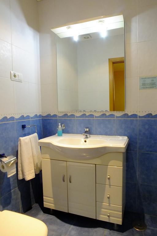 Hostal Los Claveles Torrejon de Ardoz Bagian luar foto