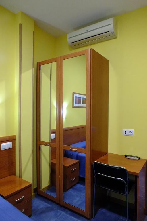 Hostal Los Claveles Torrejon de Ardoz Bagian luar foto