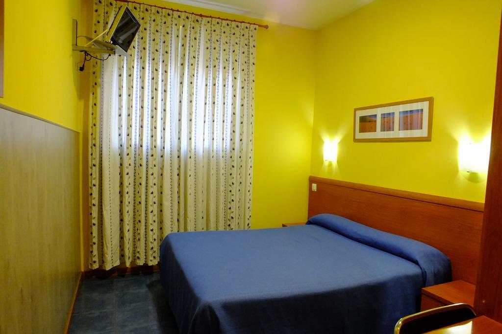 Hostal Los Claveles Torrejon de Ardoz Bagian luar foto