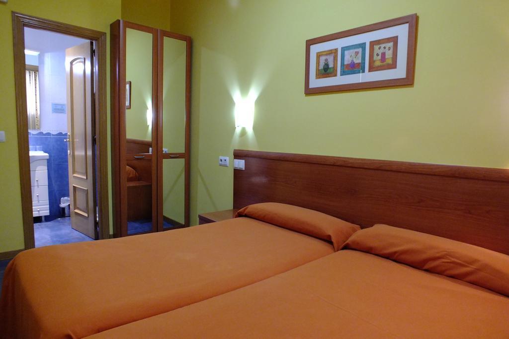 Hostal Los Claveles Torrejon de Ardoz Bagian luar foto