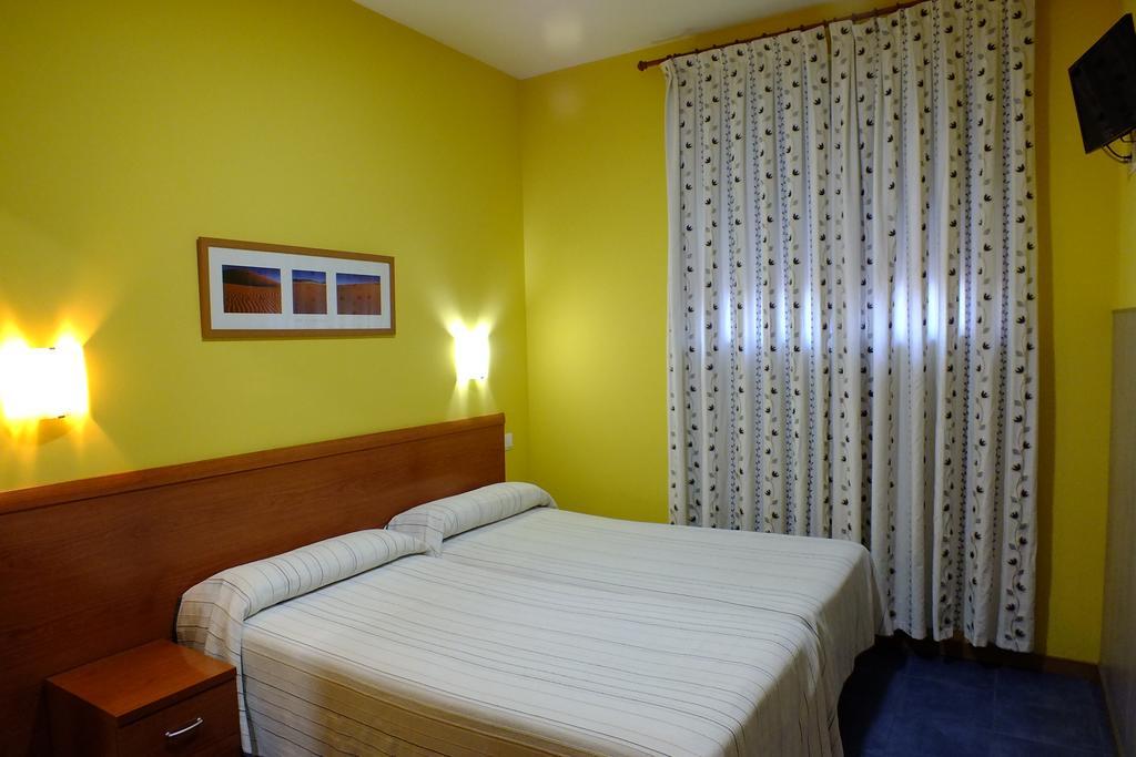 Hostal Los Claveles Torrejon de Ardoz Bagian luar foto