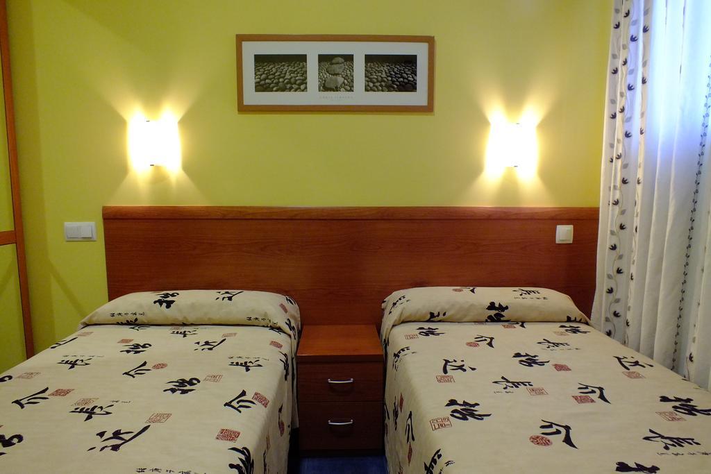 Hostal Los Claveles Torrejon de Ardoz Bagian luar foto