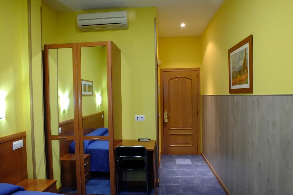 Hostal Los Claveles Torrejon de Ardoz Bagian luar foto